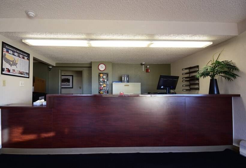 ホテル Hometowne Studios By Red Roof Denver   Lakewood West