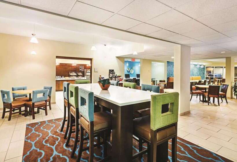 هتل La Quinta By Wyndham Knoxville Airport