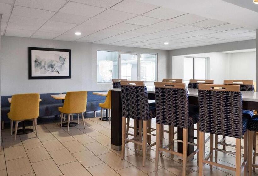 هتل La Quinta By Wyndham Knoxville Airport