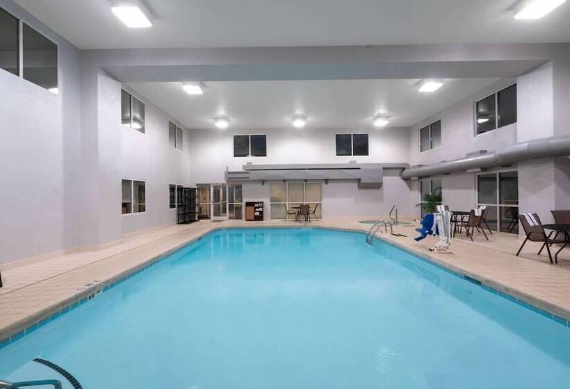 هتل Wingate By Wyndham Fletcher At Asheville Airport