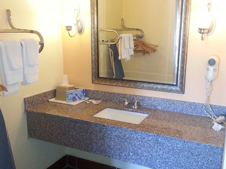 Summit Inn Hotel & Suites
