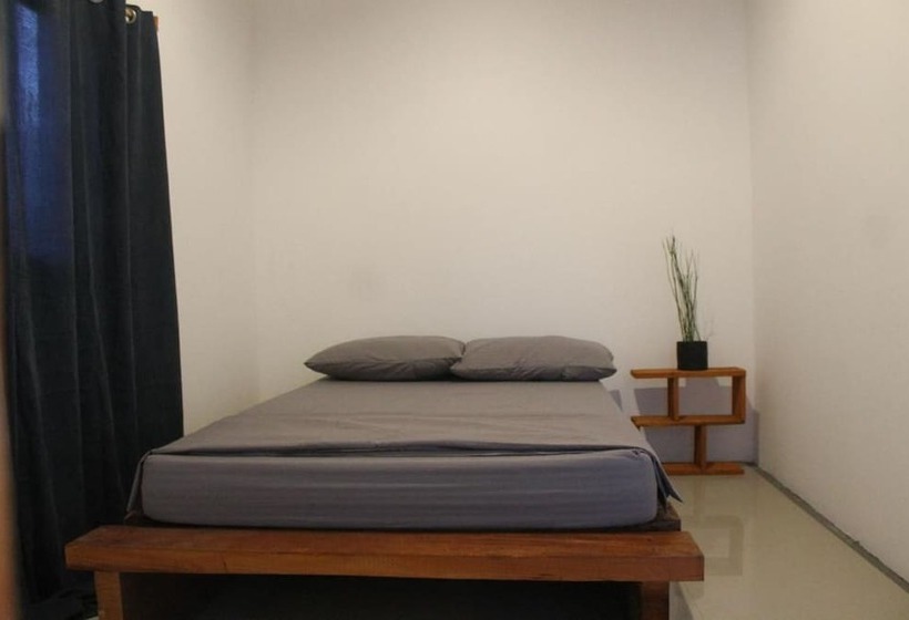 B Hol Huts Hostel