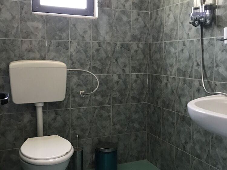 تختخواب و صبحانه The Garden Beach Hostel