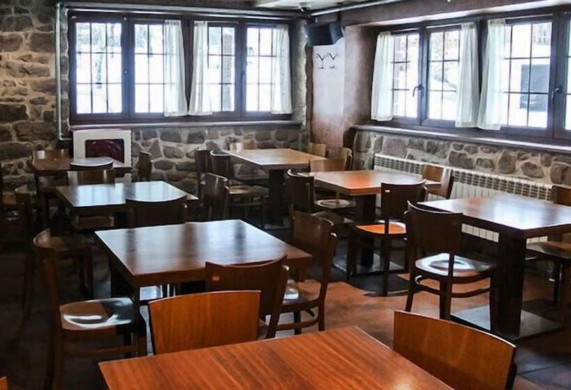 Hostal Y Albergue Haizea   Hostel