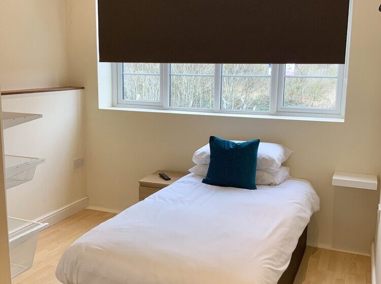 هتل Eazzzy Rooms Corby