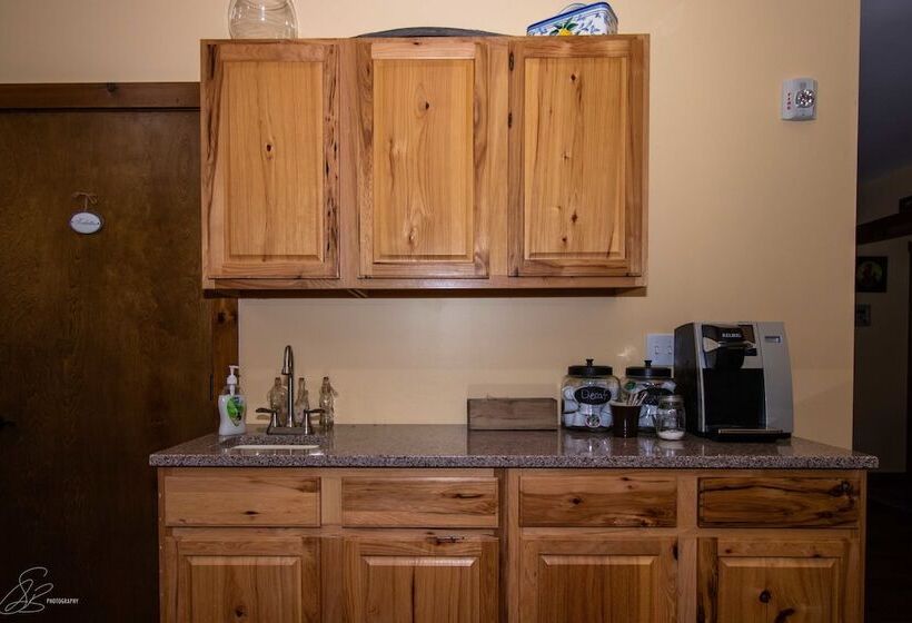 The Old Lantern Inn And Barn