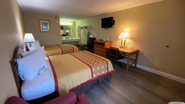 هتل Clarion Inn & Suites Near The Leconte Center Pigeon Forge