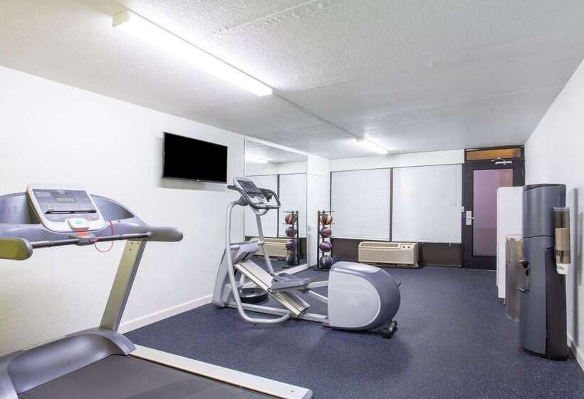 هتل Clarion Inn & Suites Near The Leconte Center Pigeon Forge