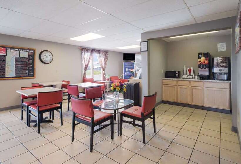 호텔 Econo Lodge Inn & Suites