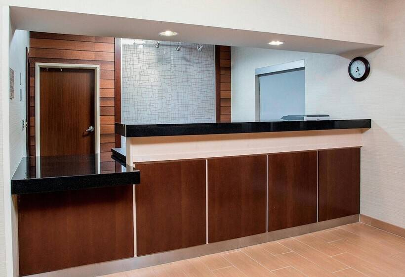 هتل Fairfield Inn & Suites Victoria