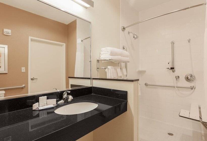 هتل Fairfield Inn & Suites Victoria