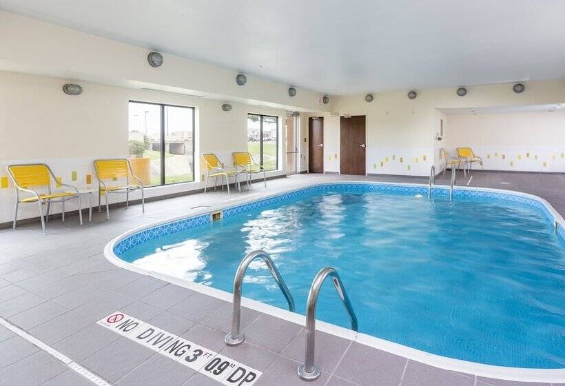 هتل Fairfield Inn & Suites Victoria