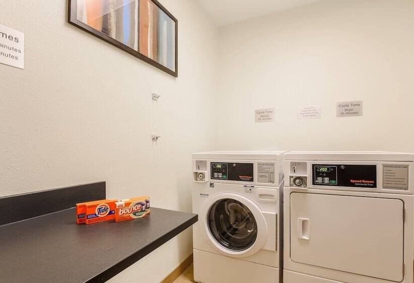 هتل Fairfield Inn & Suites Victoria
