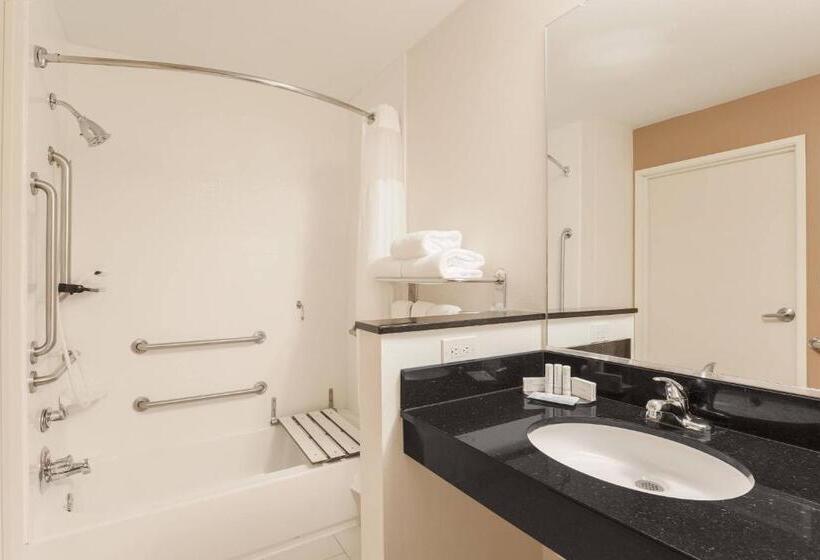 هتل Fairfield Inn & Suites Victoria