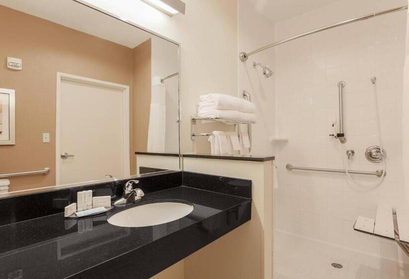 هتل Fairfield Inn & Suites Victoria