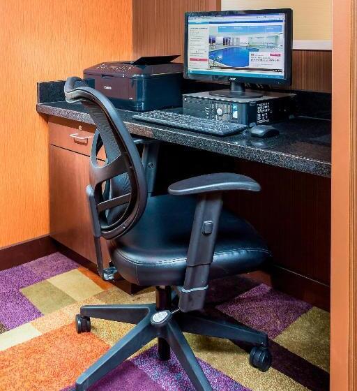 هتل Fairfield Inn & Suites Victoria