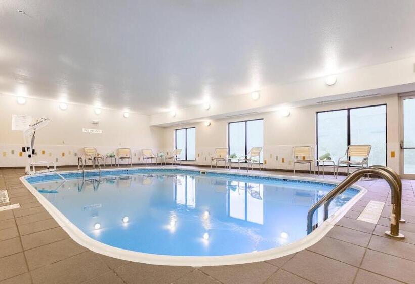 هتل Fairfield Inn & Suites Victoria