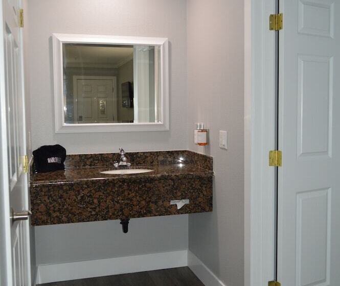هتل Fairview Inn & Suites