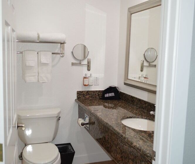 هتل Fairview Inn & Suites