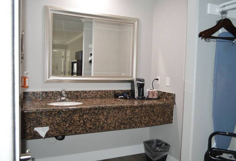 هتل Fairview Inn & Suites