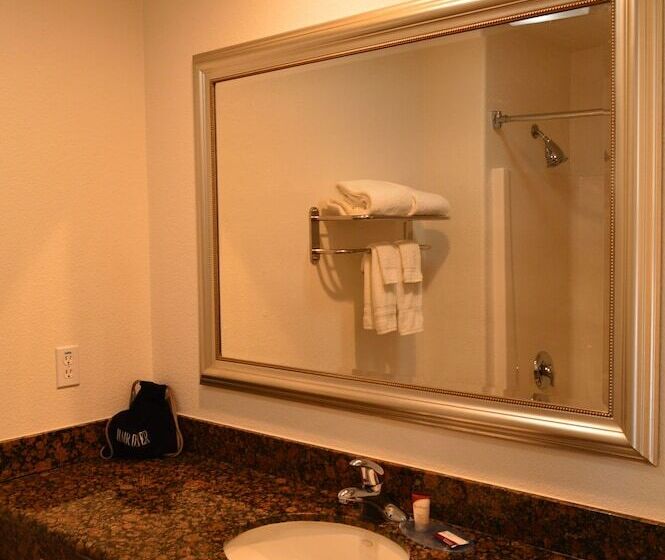 هتل Fairview Inn & Suites