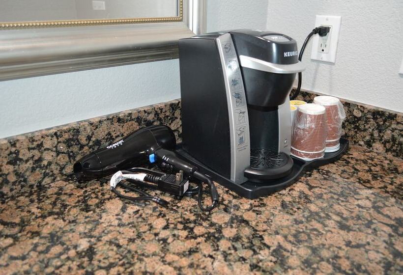 هتل Fairview Inn & Suites