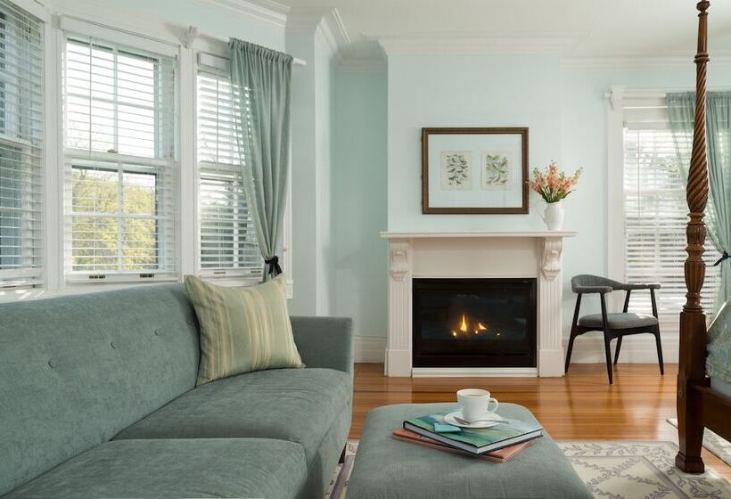 فندق Four Chimneys Inn