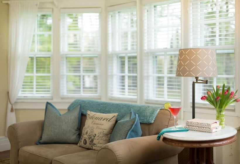 فندق Four Chimneys Inn