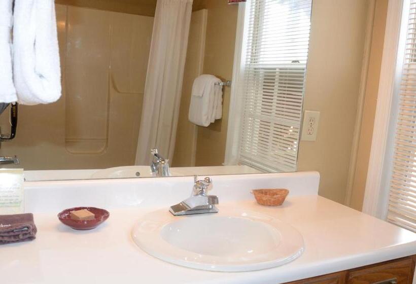 Отель Four Seasons Country Inn