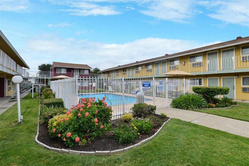 هتل Oasis Inn Sacramento Elk Grove