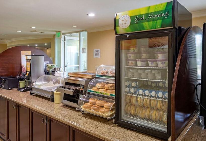 בית מלון כפרי Quality Inn Placentia Anaheim Fullerton