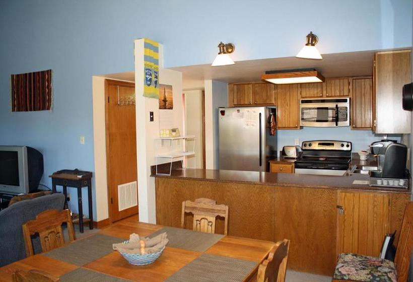 בית מלון כפרי The Ferringway Resort Condominiums