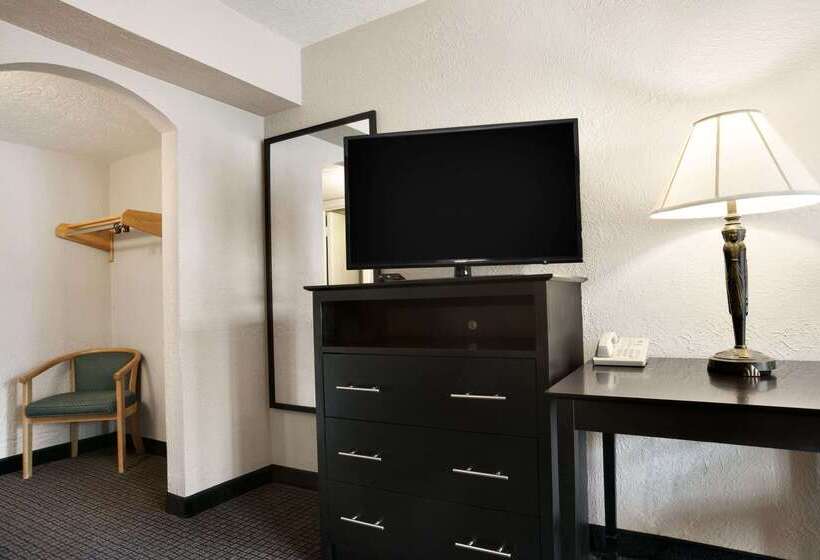 هتل Travelodge By Wyndham Traverse City Mi