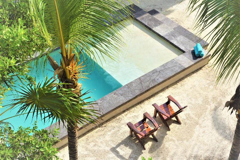 هتل La Puerta Azul Beachfront  Adults Only