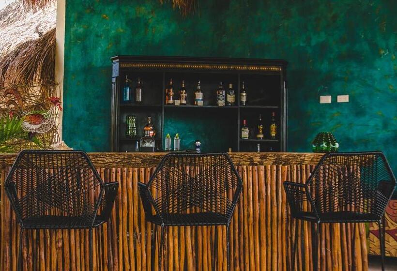هتل La Puerta Azul Beachfront  Adults Only