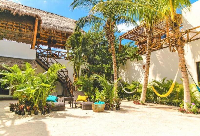 هتل La Puerta Azul Beachfront  Adults Only