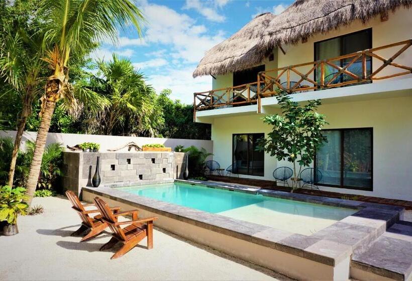 هتل La Puerta Azul Beachfront  Adults Only