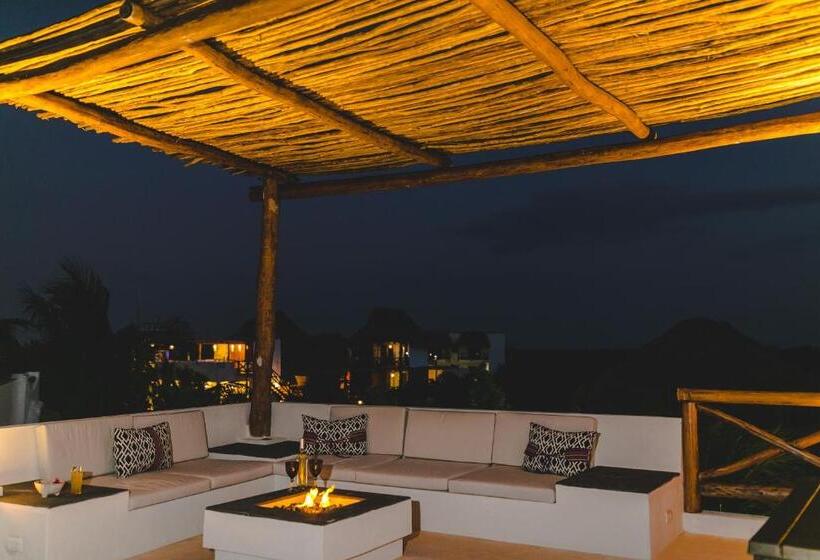 هتل La Puerta Azul Beachfront  Adults Only
