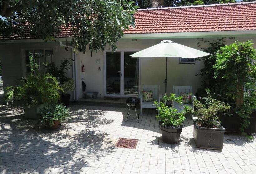 Bed and Breakfast Bare Feet Retreat