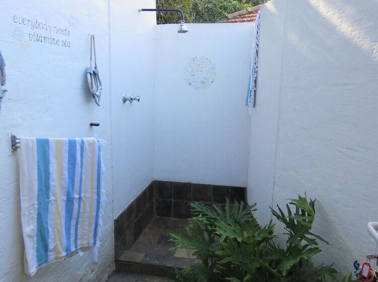 Bed and Breakfast Bare Feet Retreat