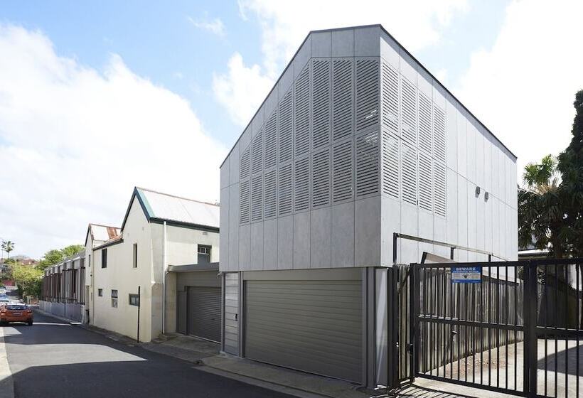 Studio Reuss   A City Retreat