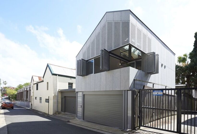 Studio Reuss   A City Retreat