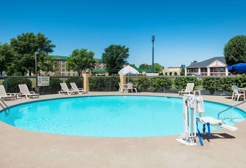 هتل Baymont By Wyndham Clarksville Northeast