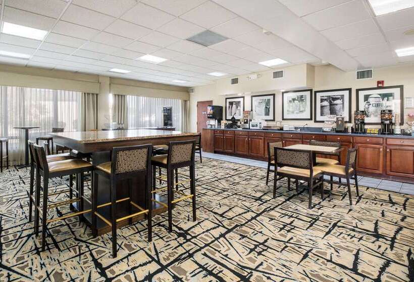 فندق Clarion Inn Cleveland Near University
