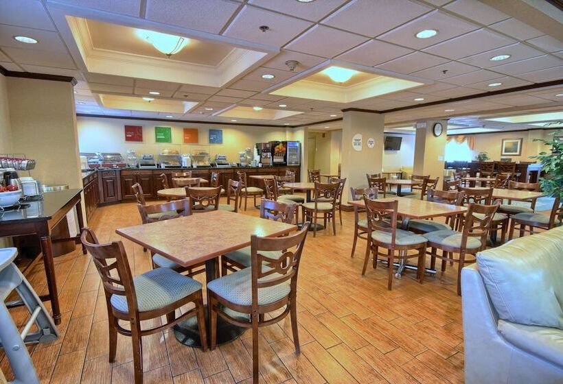 هتل Comfort Inn Near Greenfield Village