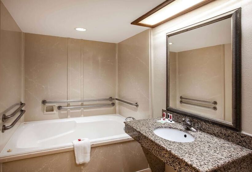 هتل Days Inn & Suites By Wyndham Tyler