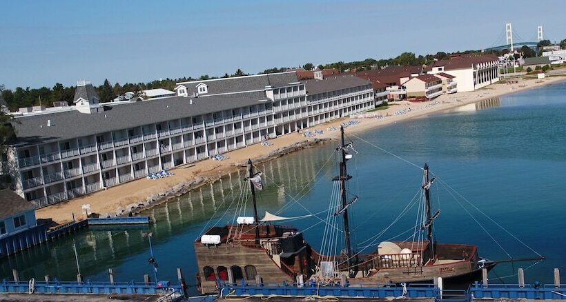 هتل Hamilton Inn Select Beachfront Mackinaw City