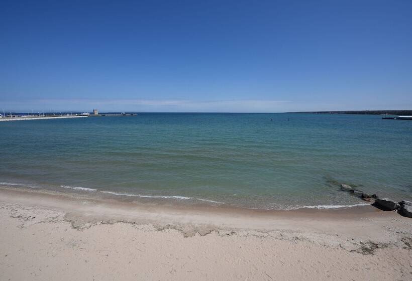 هتل Hamilton Inn Select Beachfront Mackinaw City