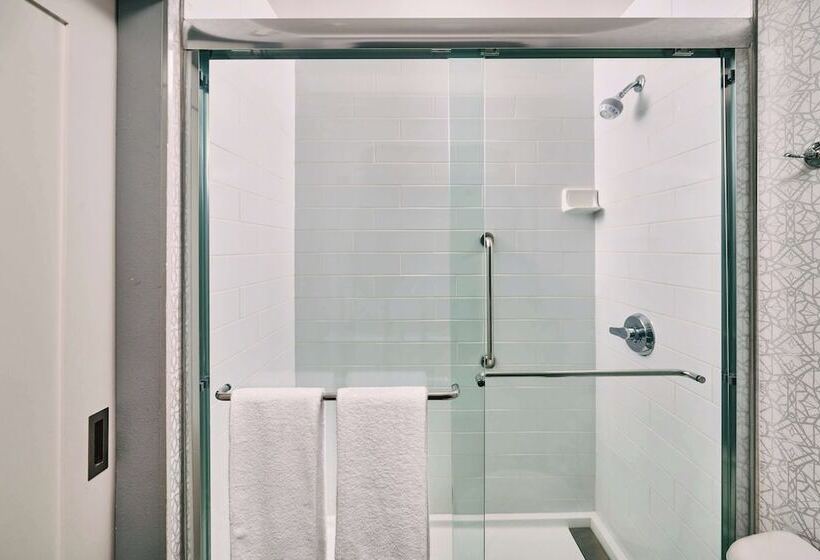 هتل Hampton Inn Anchorage