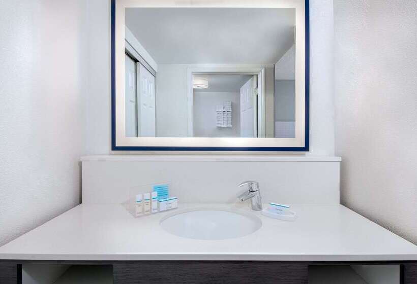 هتل Hampton Inn & Suites Kansas City Country Club Plaza